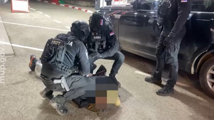 Zaplenjeno više od 500.000 psihoaktivnih tableta u Zemunu: Uhapšene dve osobe (VIDEO)