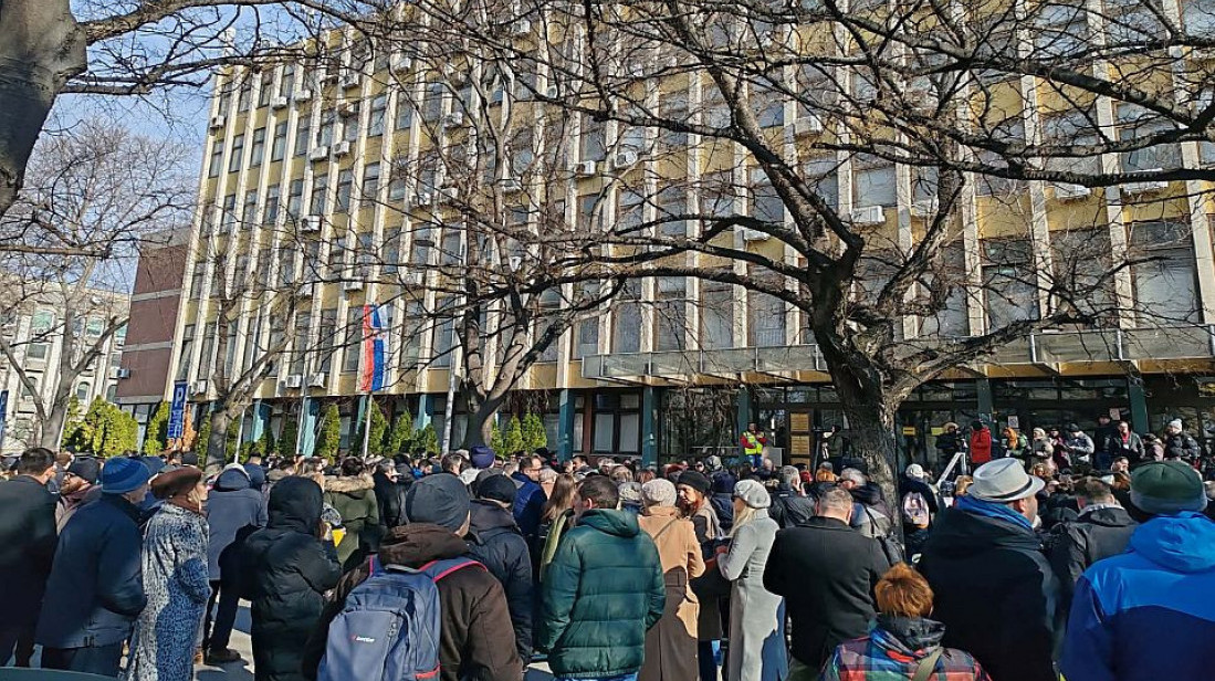 Protest u Novom Sadu zbog izmena pravosudnih zakona, okupljeni najavili da će nastaviti štrajkove