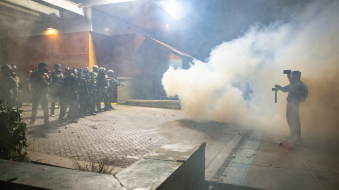 Haos na ulicama Portlanda: Stotine demonstranata protiv ICE-a, savezni agenti ispaljivali suzavac i šok-bombe (FOTO)