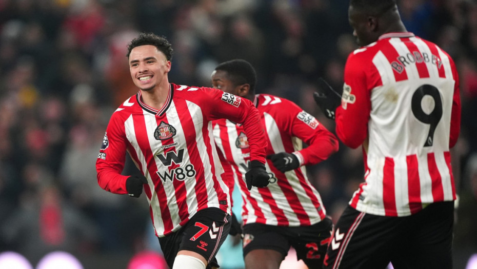 Sanderlend demonstrirao snagu i lako izašao na kraj sa Barnlijem