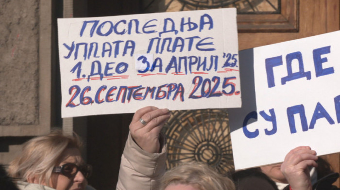 Protest zaposlenih u "Apoteka Beograd": Okupljeni primljeni u zgradu vlade na sastanak, najavljen još jedan