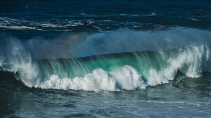 Dečak spasao život majci, bratu i sestri koje su odvukli talasi: Četiri sata plivao kako bi pozvao pomoć