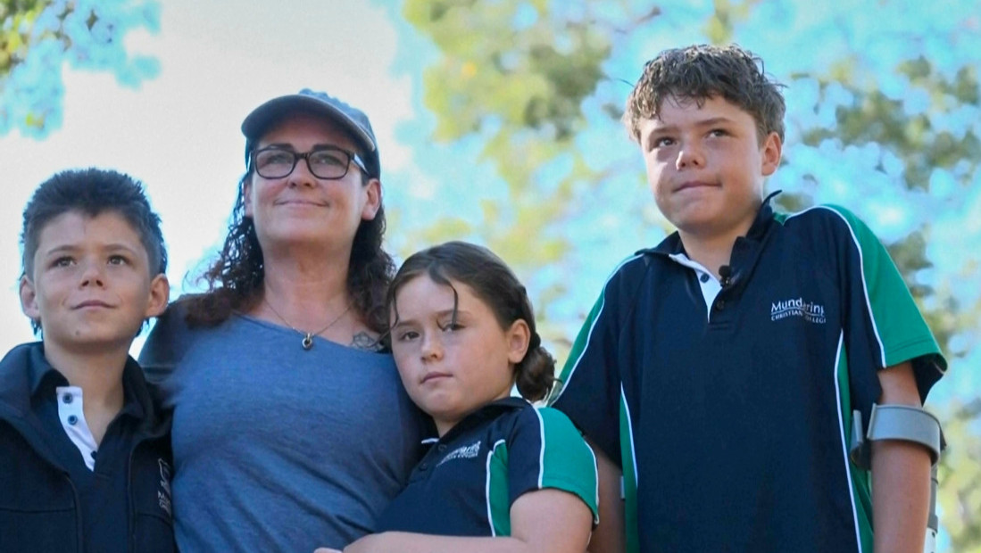 Dečak spasao život majci, bratu i sestri koje su odvukli talasi: Četiri sata plivao kako bi pozvao pomoć