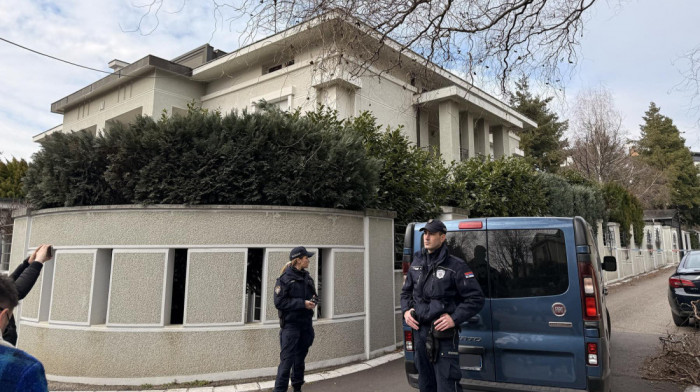 Prve fotografije kuće Zdravka Čolića na Dedinju na koju je bačena bomba (FOTO)