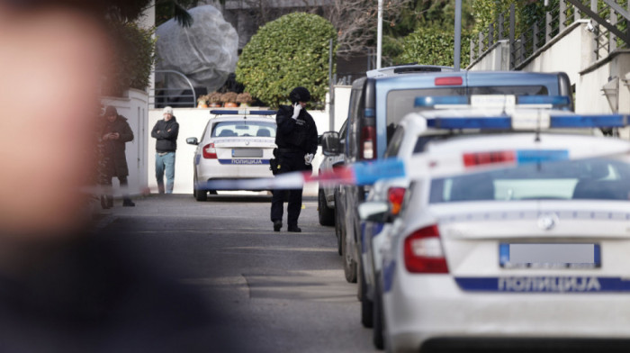 Prve fotografije sa lica mesta: Na kuću Zdravka Čolića bačena bomba (FOTO)