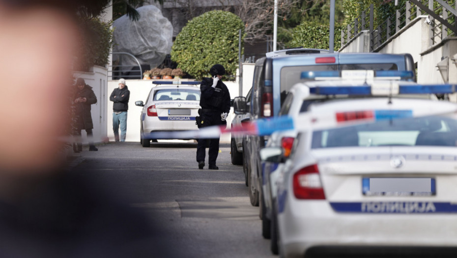 Prve fotografije sa lica mesta: Na kuću Zdravka Čolića bačena bomba (FOTO)