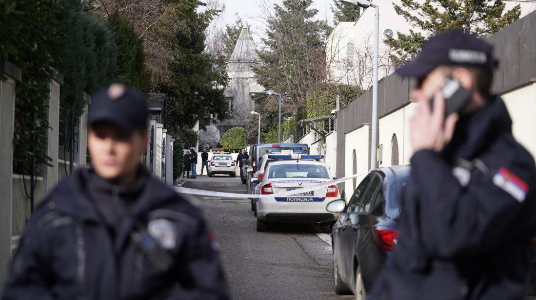 Određen pritvor trojici osumnjičenih da su bacili bombu na kuću poznatog pevača
