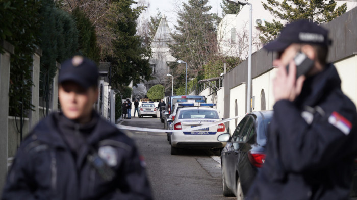 Određen pritvor trojici osumnjičenih da su bacili bombu na kuću poznatog pevača