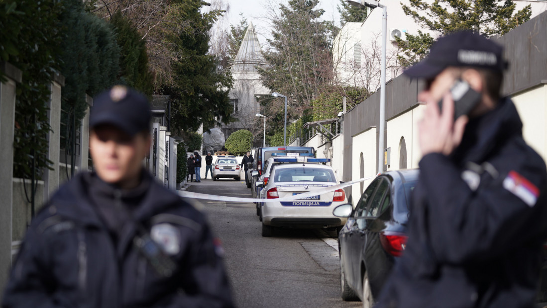 Određen pritvor trojici osumnjičenih da su bacili bombu na kuću poznatog pevača