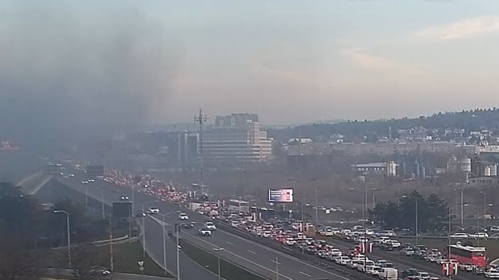 Gori kombi na mostu Gazela: Vatrogasci na terenu (FOTO)