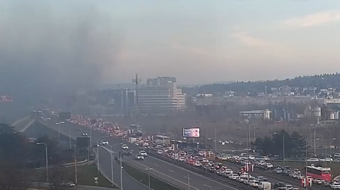 Gori kombi na mostu Gazela: Vatrogasci na terenu (FOTO)
