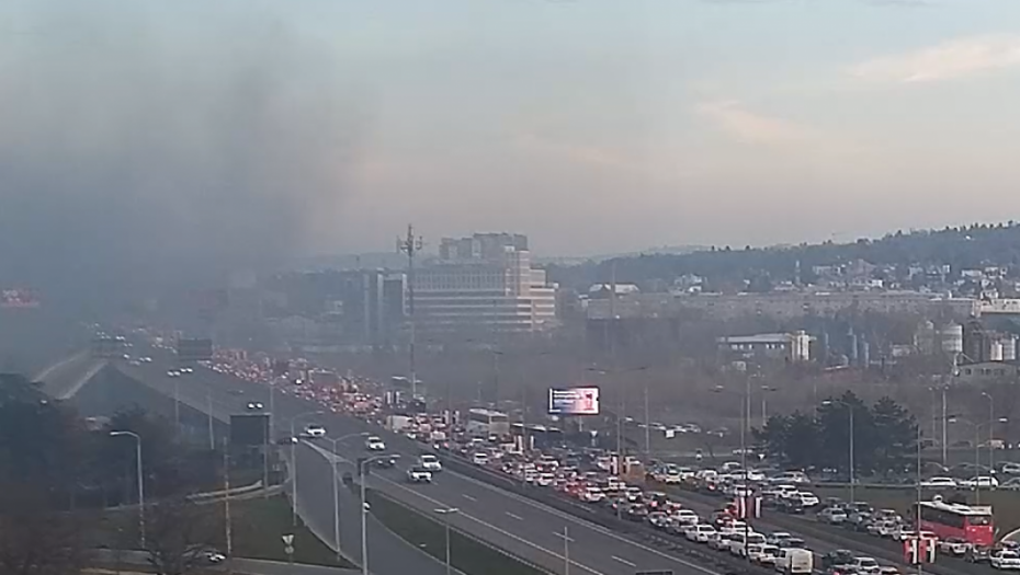 Gori kombi na mostu Gazela: Vatrogasci iz VSJ Novi Beograd na terenu (FOTO)