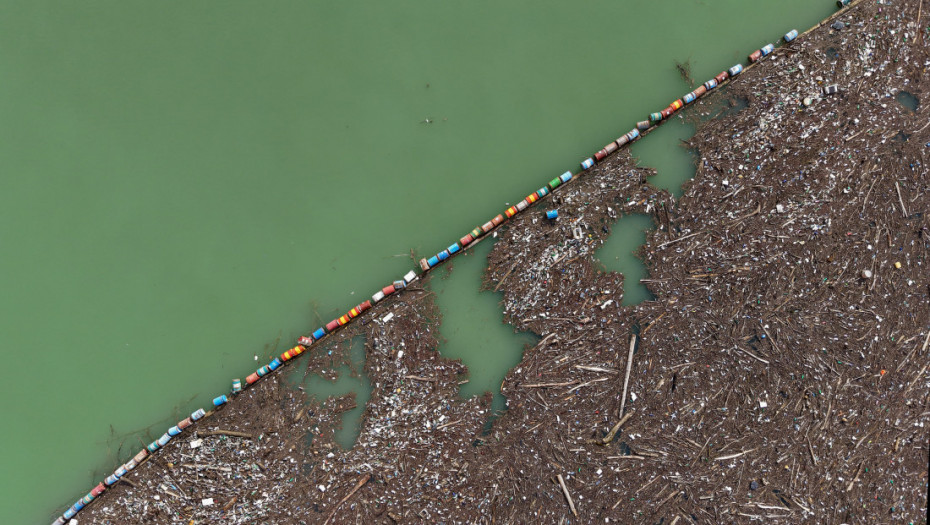 Smeće "iz tri države" zatrpalo Drinu kod Višegrada: Šokantni snimci razotkrivaju višedecenijski problem (FOTO)