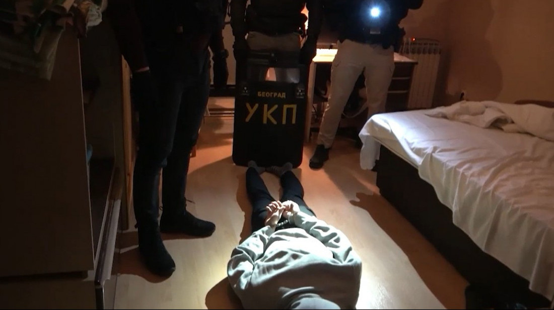 Mladić namerno zapalio vozilo: Policija u Beogradu uhapsila osumnjičenog za izazivanje opšte opasnosti (VIDEO)