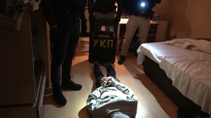 Mladić namerno zapalio vozilo: Policija u Beogradu uhapsila osumnjičenog za izazivanje opšte opasnosti (VIDEO)