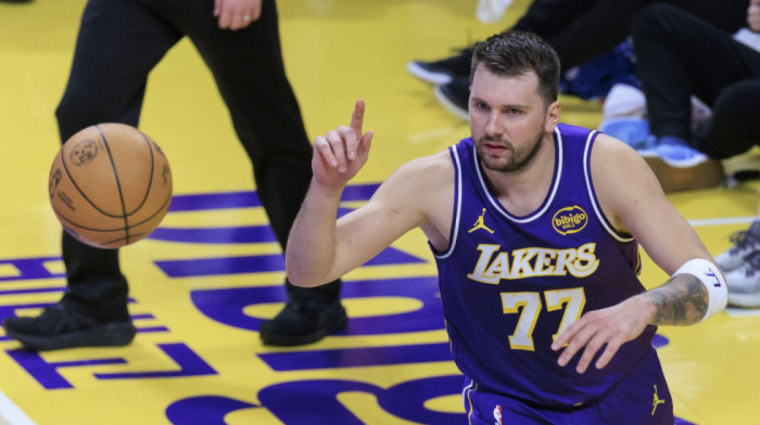 Luka Dončić povređen u pobedi LA Lejkersa nad Filadelfijom: Sledi dijagnostika