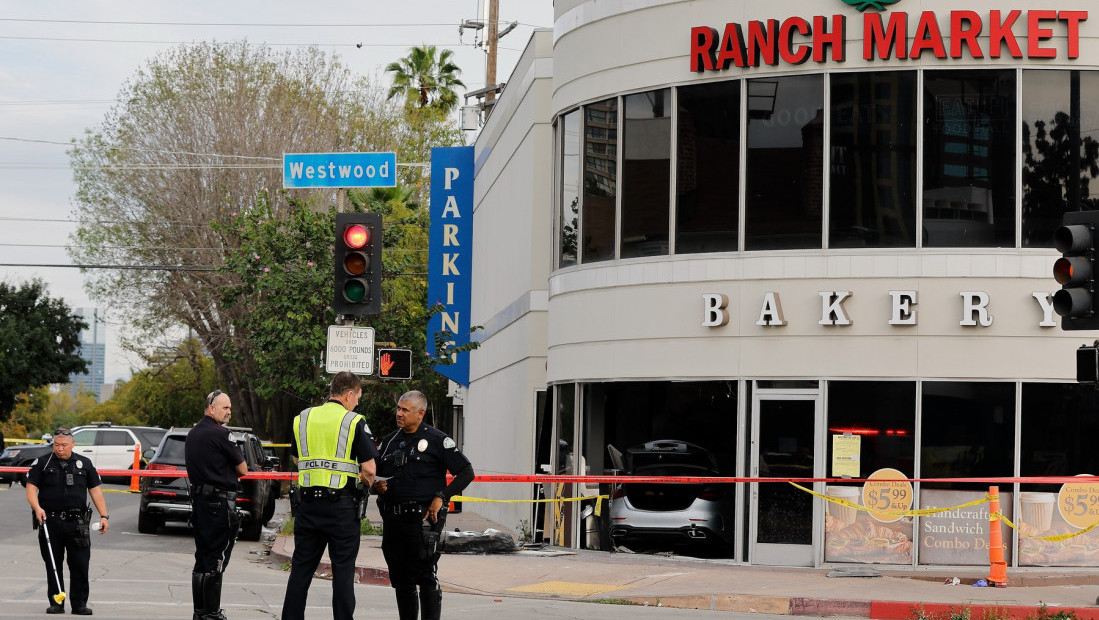 Automobil udario u supermarket u Los Anđelesu, žena za volanom stara 92 godine: Tri osobe poginule, šest povređeno