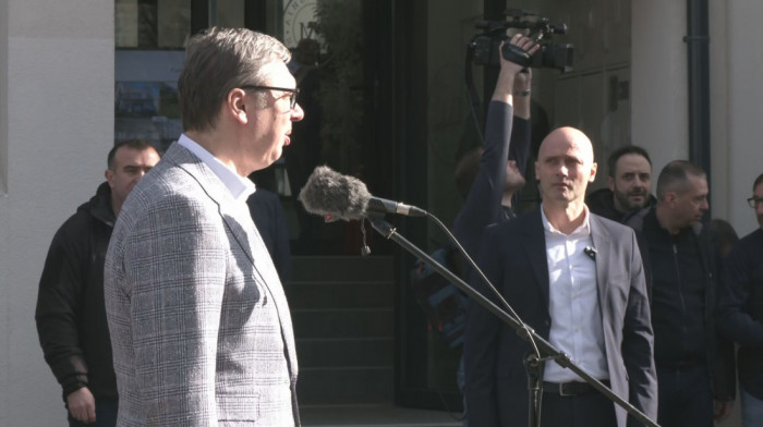 Vučić na otvaranju rekonstruisane "Gimnazije Mladenovac": Uložili smo u školu 3 miliona evra, brinemo o ljudima i deci