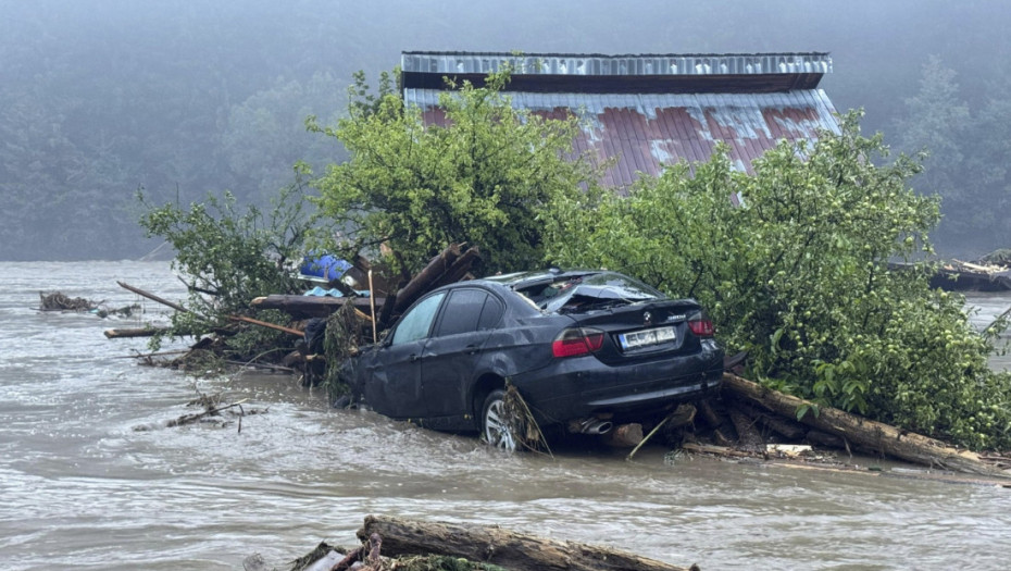Crveno upozorenje u Rumuniji: Poplave zbog kiša dovele do klizišta, blokirani brojni putevi