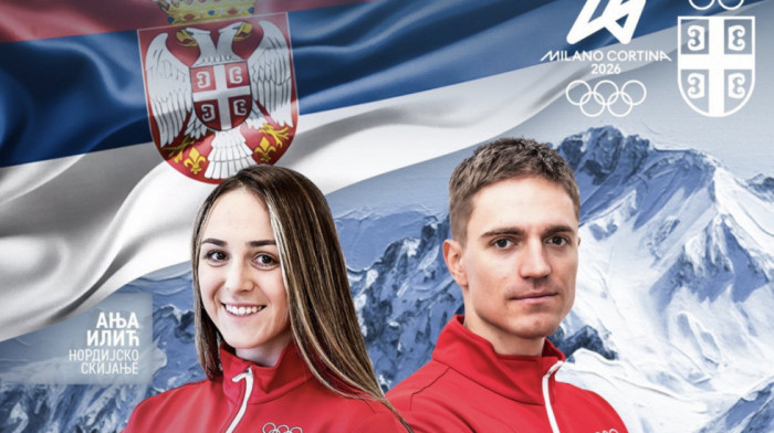 Anja Tomić i Miloš Milosavljević nose zastavu Srbije na otvaranju ZOI
