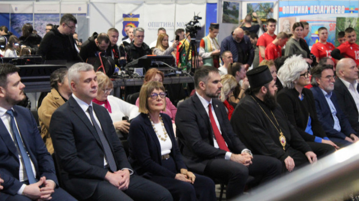 Gojković i Basta prisustvovali defileu mladih sportista i folklora iz regiona