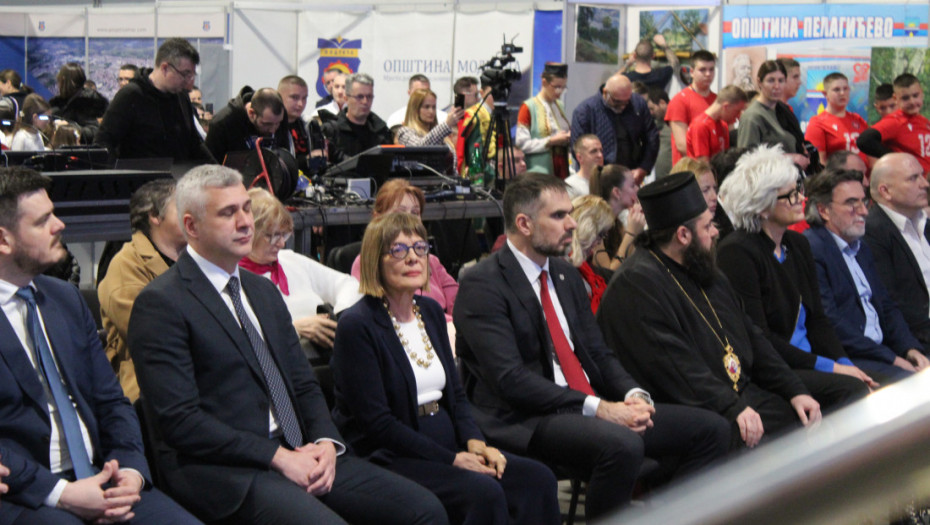 Gojković i Basta prisustvovali defileu mladih sportista i folklora iz regiona