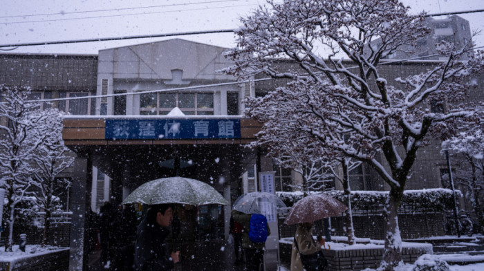 U Japanu počeli vanredni parlamentarni izbori: Sneg otežava glasanje