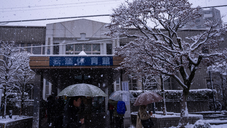 U Japanu počeli vanredni parlamentarni izbori: Sneg otežava glasanje