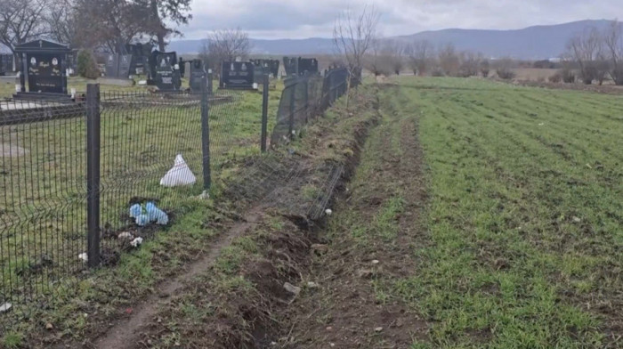 Oskrnavljen grob u Skulanevu kod Lipljana (FOTO)