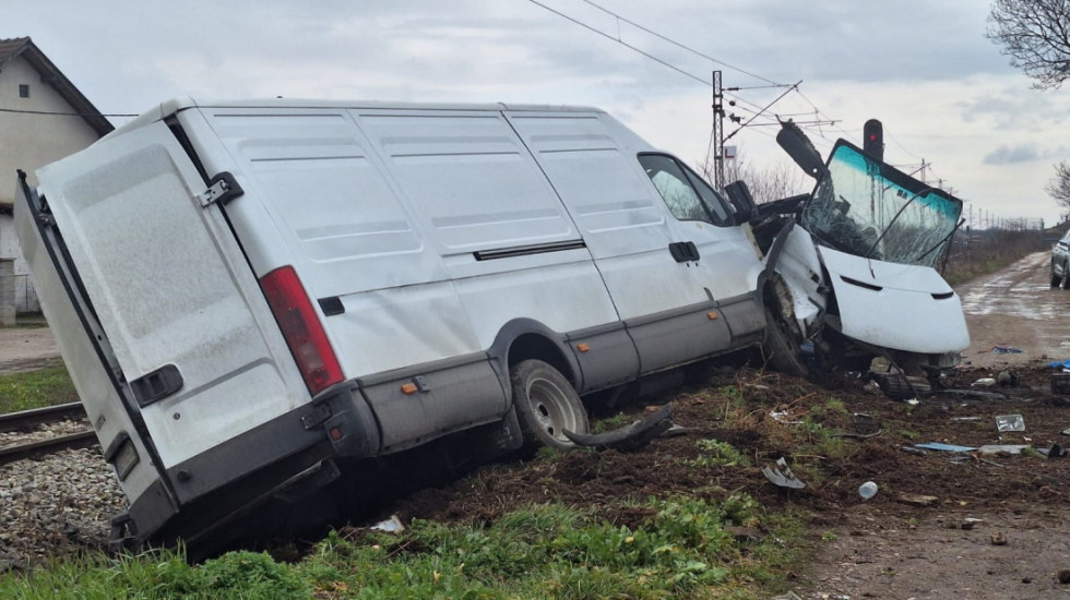 Voz udario u kombi na pružnom prelazu kod Čačka, stradala jedna osoba