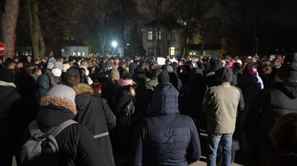 Čačani se okupili ispred Opšte bolnice da traže odgovore: Kako i zašto je došlo do smrti četvorogodišnje devojčice