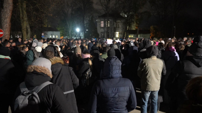 Čačani se okupili ispred Opše bolnice da traže odgovore: Kako i zašto je došlo do smrti četvorogodišnje devojčice