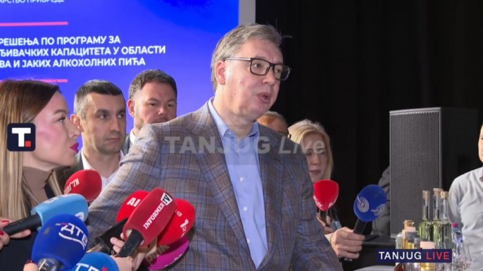 Vučić na dodeli rešenja za podsticaje proizvođačima vina, piva i jakih pića