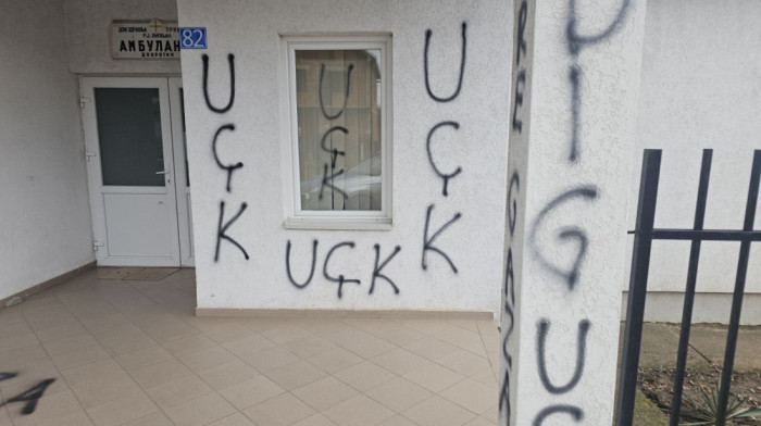 Kancelarija za KiM: Albanac na ambulanti kod Lipljana ispisao grafite koji veličaju "UČK", pa upao u vrtić