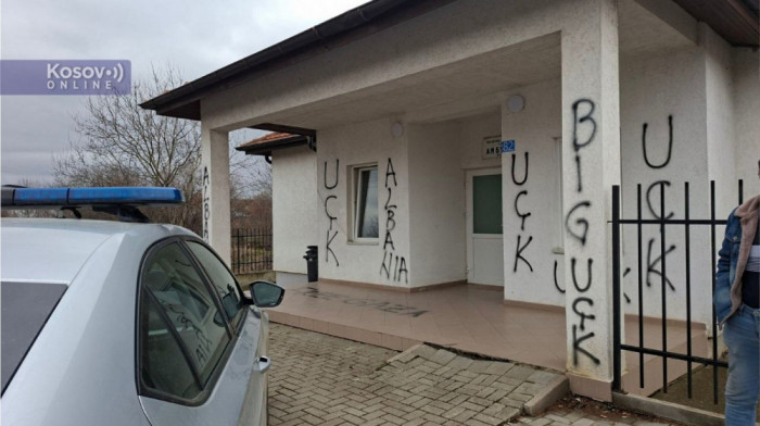 Kancelarija za KiM: Albanac na ambulanti kod Lipljana ispisao grafite koji veličaju "UČK", pa upao u vrtić