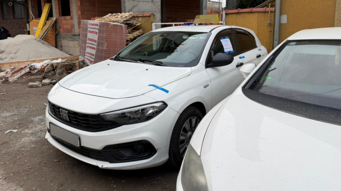 Prve slike sa mesta napada u Novom Sadu: Izbodeni taksista u stabilnom stanju prevezen u Urgentni centar (FOTO)