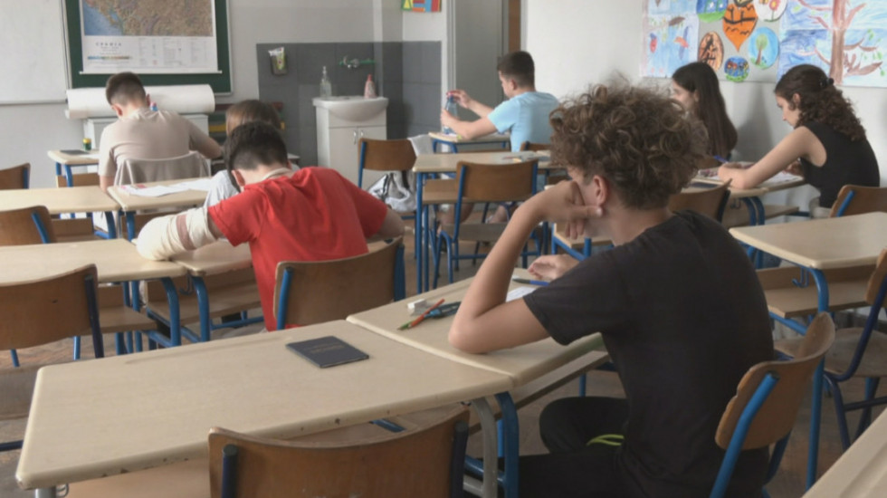 Šta je sa inicijativom o vraćanju penzionisanih nastavnika u škole: Kratkoročno rešenje ili trajni problem?