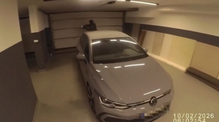 Pretresi na više lokacija lokacija: Policija u Kavaču zaplenila automobil vredan oko pola miliona evra (VIDEO)