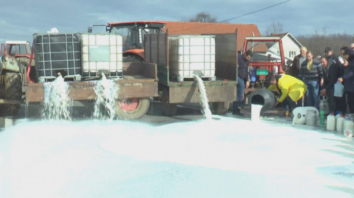 Protest mlekara iz centralne Srbije: Ko li će zažaliti zbog prolivenog mleka?