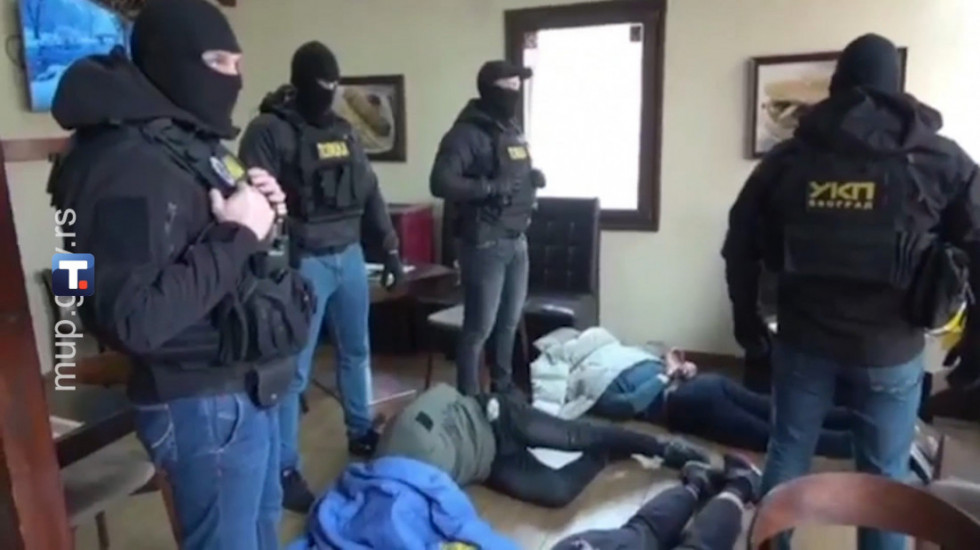 "Policija, lezi dole": MUP objavio snimak hapšenja tri osbe kod kojih je pronađeno osam kilogama kokaina (VIDEO)