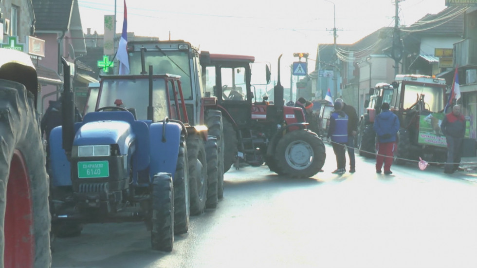 Protest mlekara iz centralne Srbije, prosute tone mleka – blokada Ibarske magistrale do ispunjenja zahteva