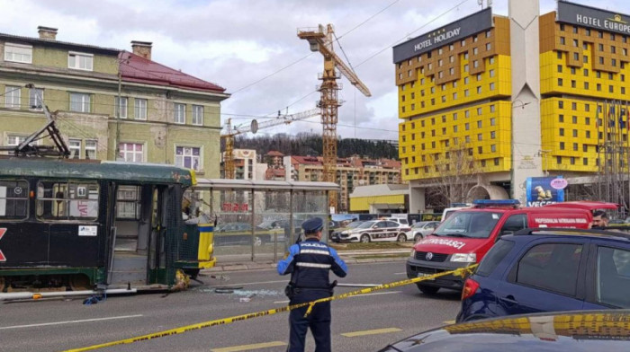 U Sarajevu tramvaj iskočio iz šina, stradala jedna osoba (FOTO)