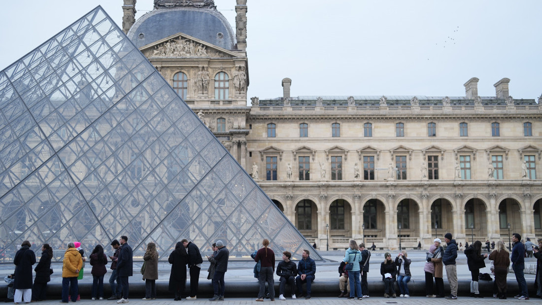 Lažne ulaznice za kineske turiste: Policija u Parizu razbila veliku prevaru u muzeju Luvr, uhapšeno 10 osoba