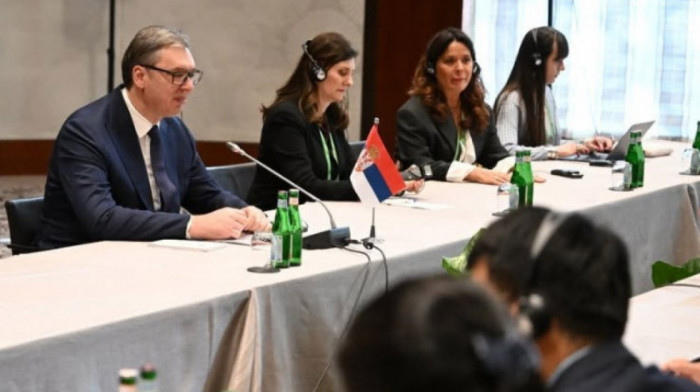 Predsednik Vučić se sastao sa Vang Jijem, Koštom i Koenom u Minhenu