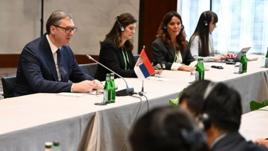 Predsednik Vučić se sastao sa Vang Jijem, Koštom i Koenom u Minhenu