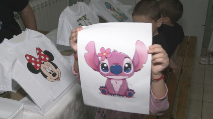 Radionica oslikavanja platna za decu u Beogradu: Mališani iskazuju kreativnost i podstiču maštu