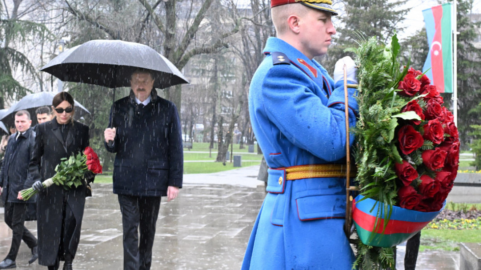 Alijev položio venac na spomenik Hejdaru Alijevu u Tašmajdanskom parku (VIDEO)
