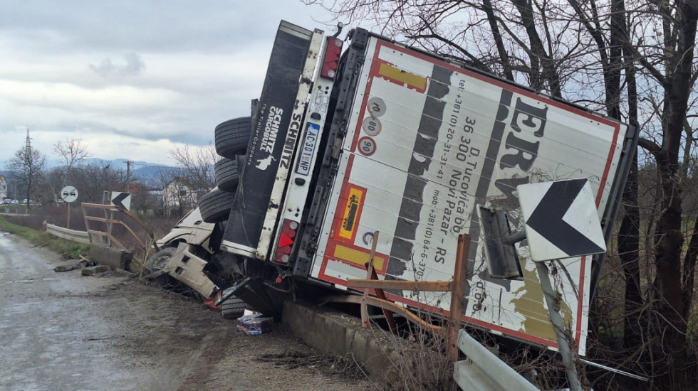 Šleper sleteo sa magistrale kod Čačka, deo tereta rasud pored puta (VIDEO)