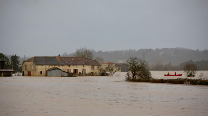 Poplave u nekoliko regiona u Severnoj Makedoniji: U toku hitne intervencije, najteža situacija u Tetovu i Kičevu
