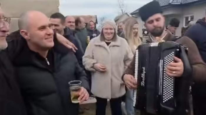 Hrvatski poslanik pevao ustaške pesme o Paveliću: "U Madridu grobnica od zlata, u njoj leži vođa svih Hrvata" (VIDEO)